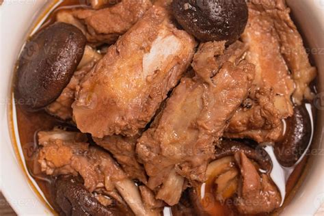  Carne de Porco Assada com Cogumelos Shiitake em Molho de Soja Agridoce: Uma Sinfonia Explosiva de Texturas e Sabores Picantes?