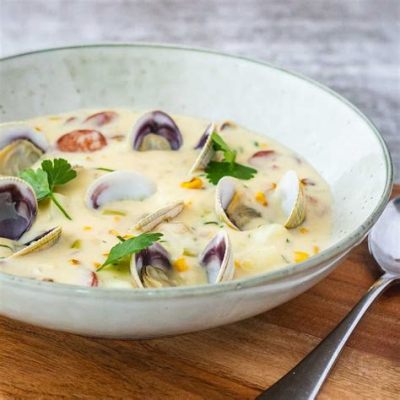  Clam Chowder: Uma Sinfonia Cremosa de Sabores Oceânicos e Toques Defumados que Encantam o Paladar!