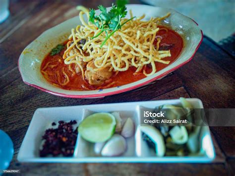  Khao Soi: Uma Sinfonia de Sabores Apicados e Cremosos em Lampang!