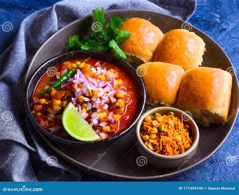  Misal Pav: Uma Sinfonia Picante de Grãos e Vegetais Fritos em um Banquete Indiano!