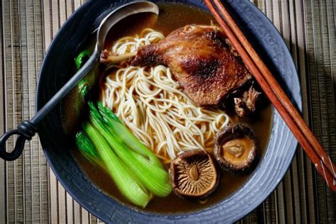  Noodles com Carne de Pato e Caldo Picante Despertam os Sentidos: Uma Jornada Gastronômica Através da Xiaogan!