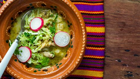  Pozole: Uma sopa picante e reconfortante que te transporta para as ruas vibrantes de Irapuato!