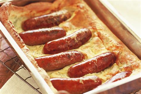 Toad in the Hole: Uma Delícia Assada com Massa Crocante e Salsicha Gordurosa em um Molho Abundante!