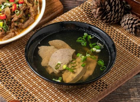  A Sopa de Fígado Picante de Zunyi: Uma Explosão de Sabores Afelpada e Uma Sinta da Cultura GuiZhou!