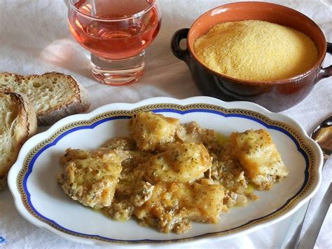   Baccalà alla Vicentina: Uma Sinfonia de Sabores Marinhos Conquistando Paladares com sua Textura Cremosa!