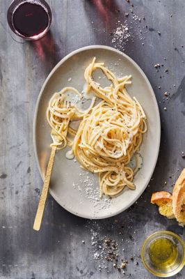  Cacio e Pepe: Uma Sinfonia de Queijo Pecorino Romano Picante e Macarrão Al Dente em Roma!