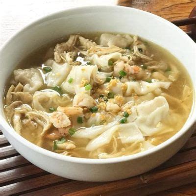  Pancit Molo: Uma Sinfonia de Sabores Delicados Envoltos em um Brodo Aveludado