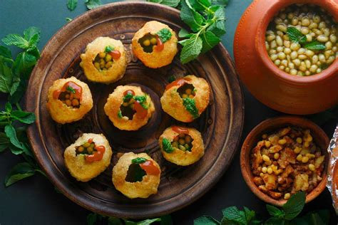  Pani Puri: Uma Explosão de Sabores Picantes e Refrescantes em uma Mordida Única!