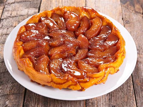  Tarte Tatin: Uma Explosão de Sabores Caramelizados e Crosta Fofinha em Bordeaux!