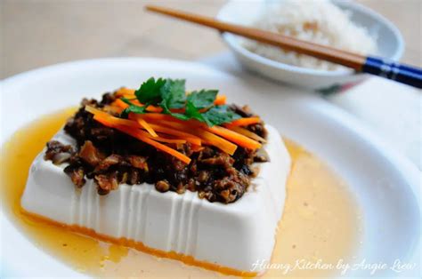  Tofu à Vapor com Cogumelos Shiitake: Uma Sinfonia Aromática de Texturas e Sabores em um Prato Chinês Clássico!