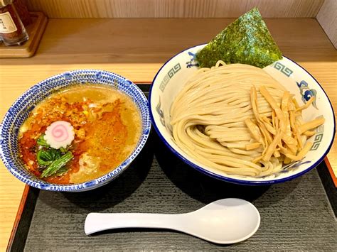  Tsukemen: Uma Sinfonia de Texturas e Sabores Explosivos em Fukuoka!